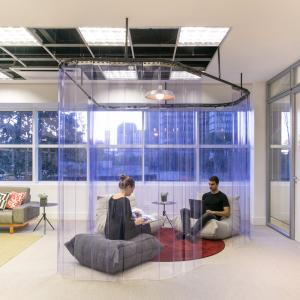 عکس - فضاهای اختصاصی طراحی شده برای کار یا استراحت در این دفترکار